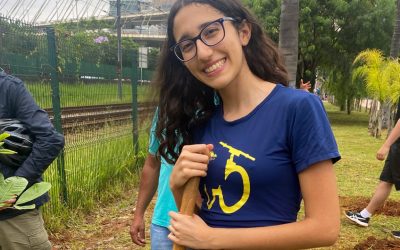 Estudante do Colégio São Luís planta mudas em ciclovia de São Paulo