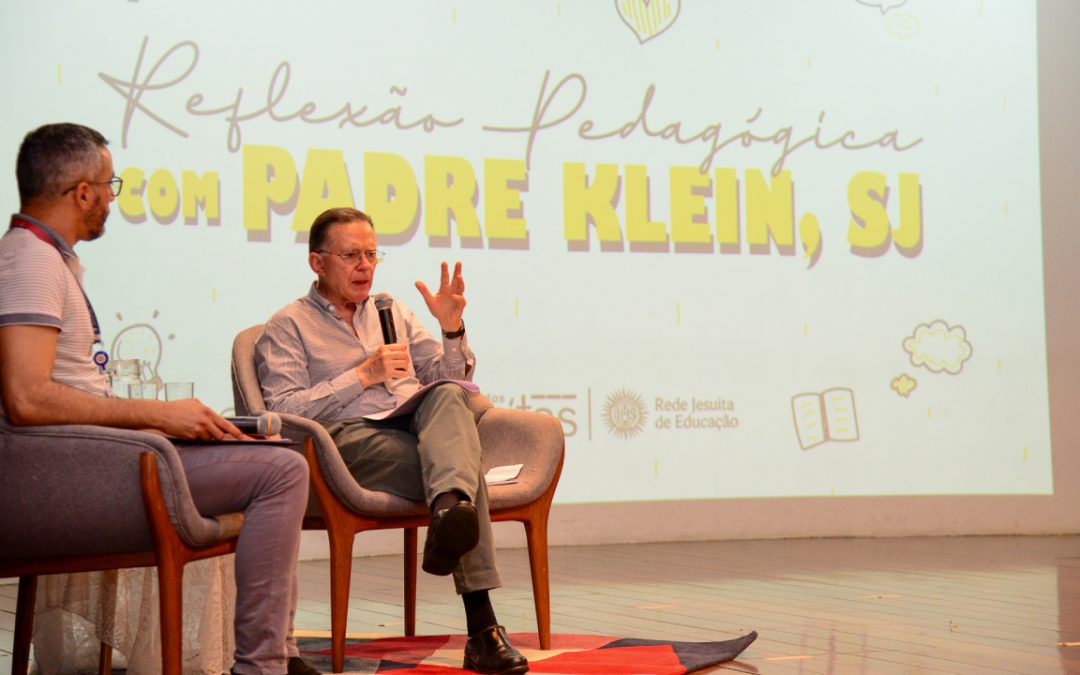 Pe. Klein, SJ, fala sobre formação integral aos educadores do Colégio dos Jesuítas