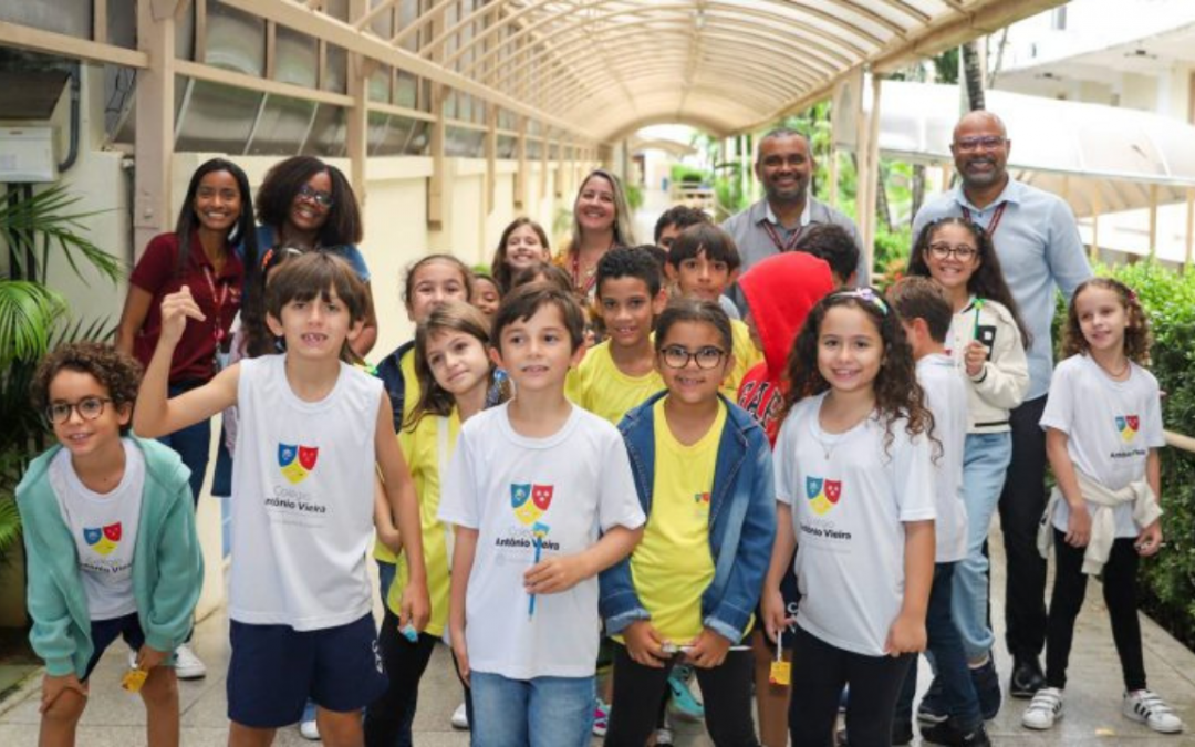 Crianças do Colégio Antônio Vieira aprendem sobre gestão escolar em interação com diretores