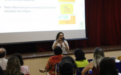 Educadores do Colégio Antônio Vieira participam de formação sobre aprender por refração e inovação educacional