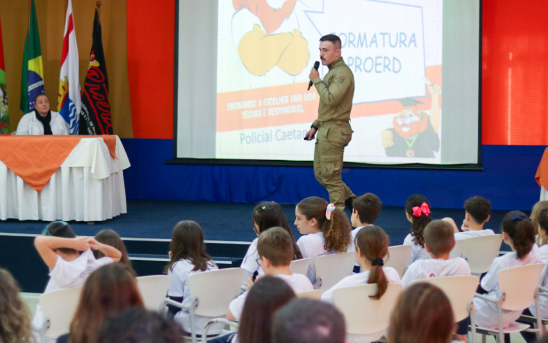 Turmas do 5º ano do Catarinense concluem o Programa Educacional de Resistência às Drogas e à Violência