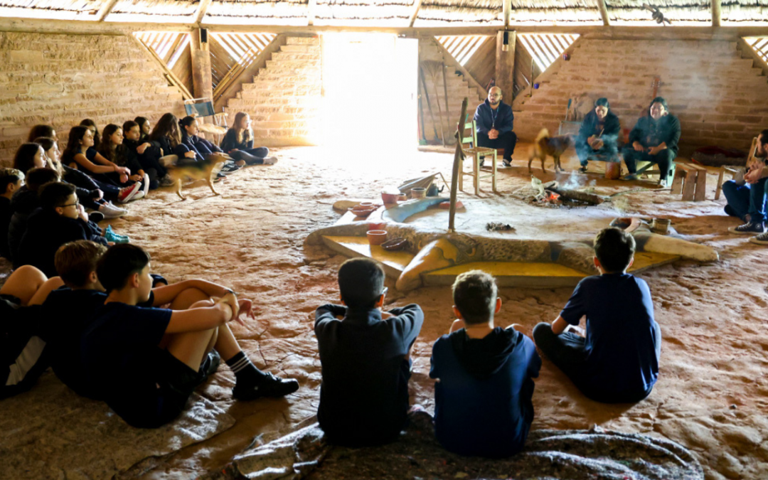 Estudantes do Colégio Catarinense vivenciam a cultura indígena na aldeia M’Guarani