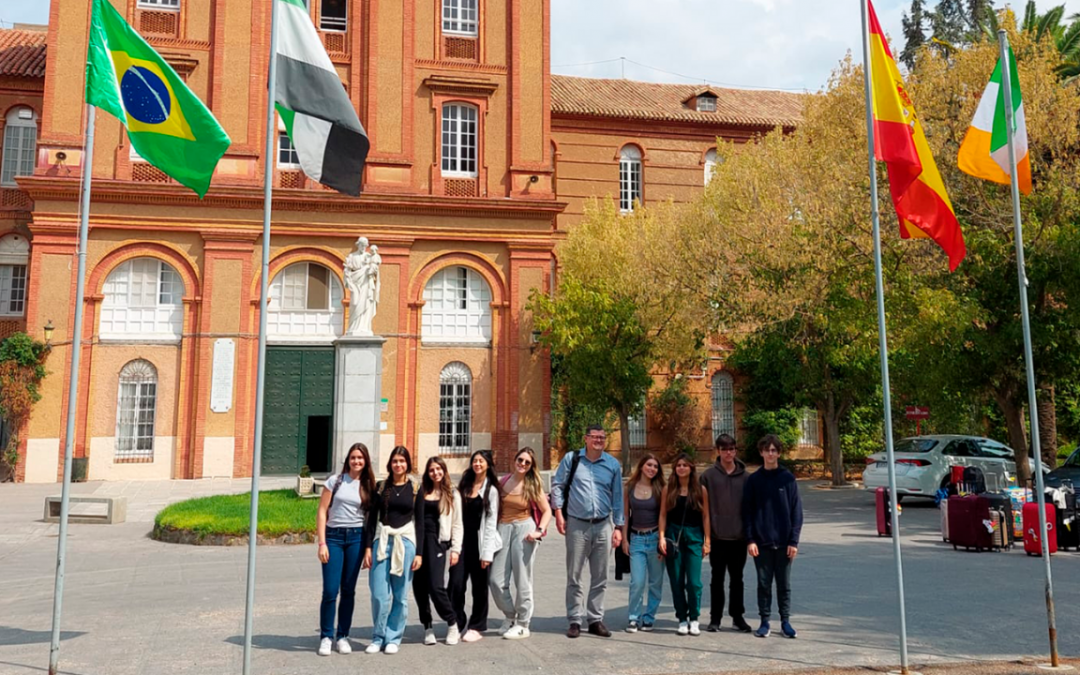 Grupo de estudantes do Colégio Anchieta (RS) participa de intercâmbio cultural na Espanha