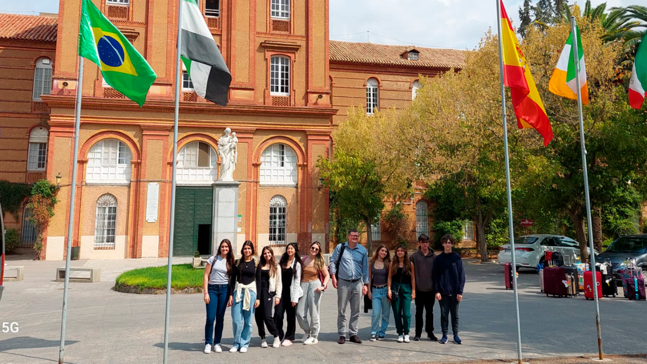 Grupo de estudantes do Colégio Anchieta (RS) participa de intercâmbio cultural na Espanha