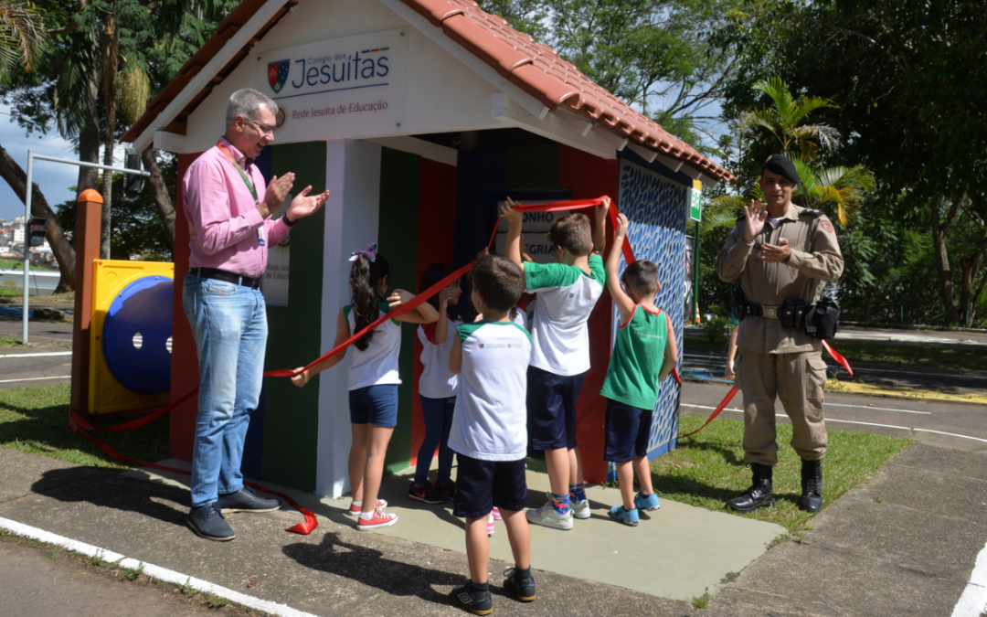 Colégio dos Jesuítas inaugura casa em cidade em miniatura para educação no trânsito