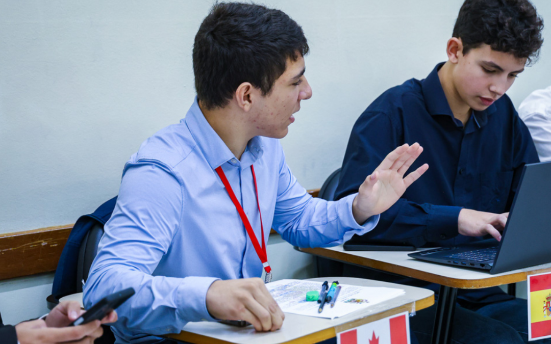 COP30 em foco: alunos do Colégio Catarinense vivenciam simulação da conferência da ONU