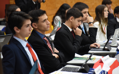 Jovens debatem conflitos globais e desafios ambientais em simulação internacional