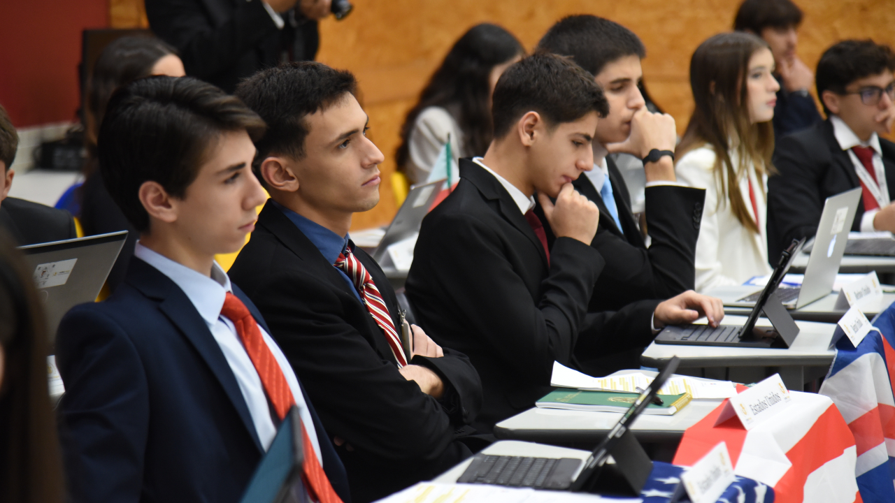 Jovens debatem conflitos globais e desafios ambientais em simulação internacional