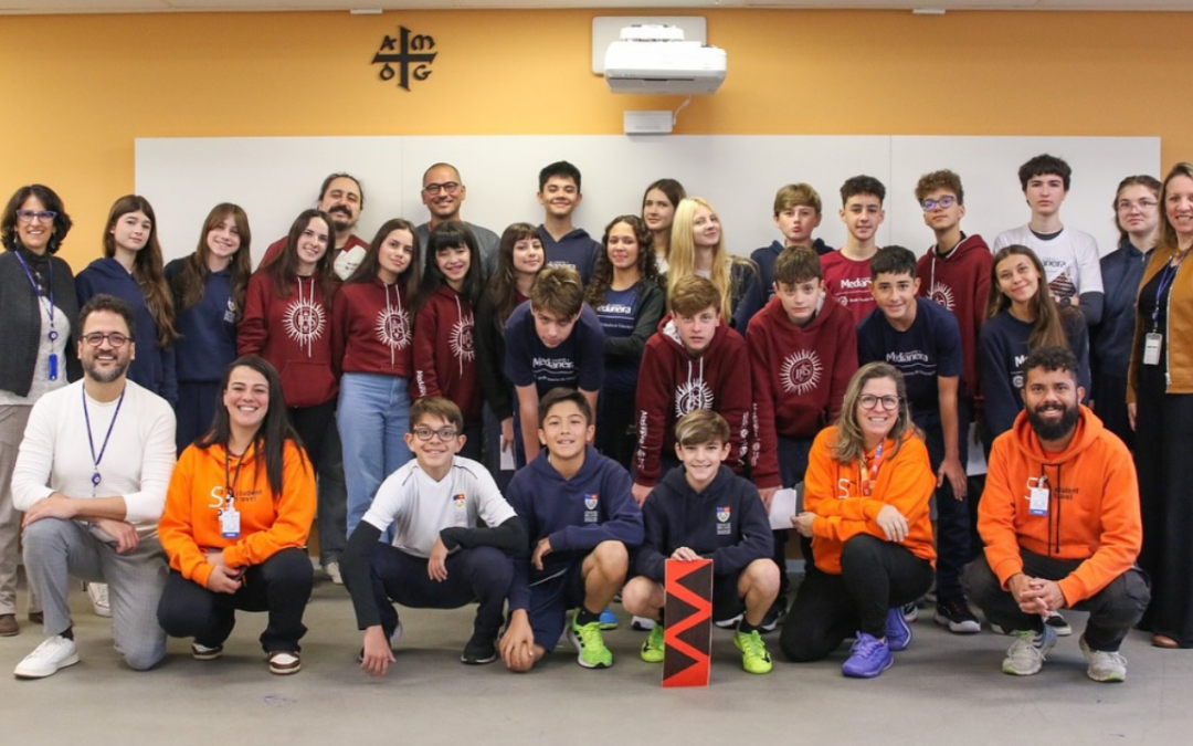 Estudantes do Colégio Medianeira realizam visita ao Colégio São Luís