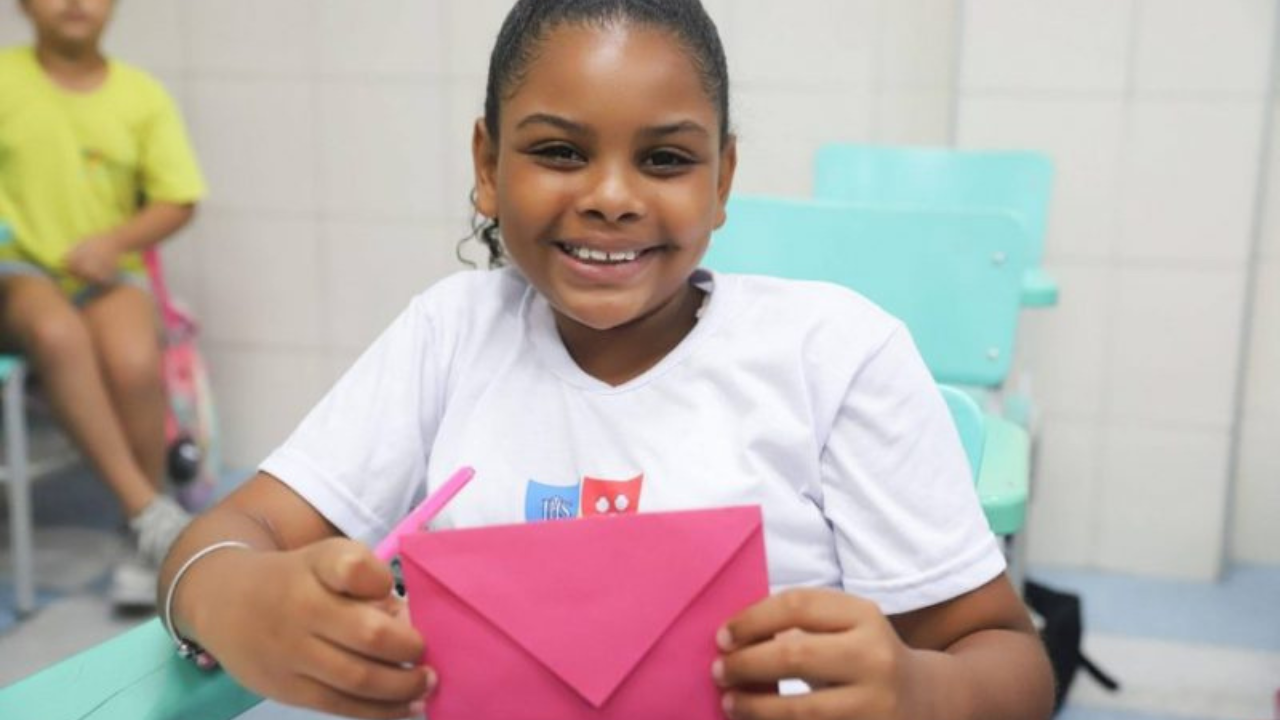 Crianças do Colégio Antônio Vieira escrevem cartas para o futuro