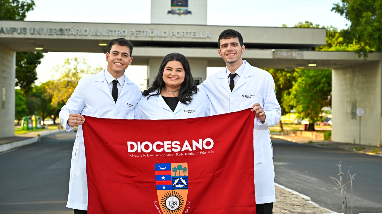 Três histórias, um propósito: egressos do Colégio Diocesano celebram formatura em Medicina na UFPI