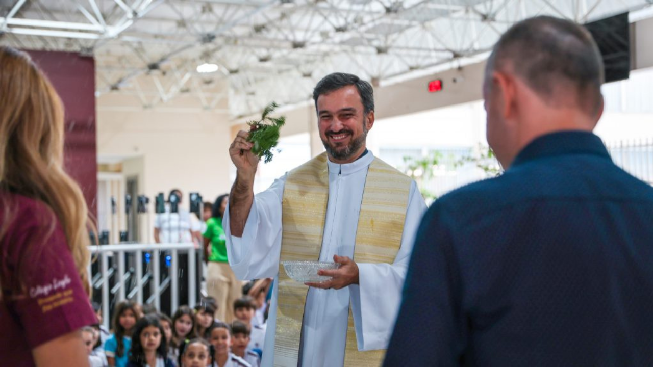 Pe. Francys Silvestrini Adão, SJ, visita o Loyola e inaugura a Prainha São José de Anchieta