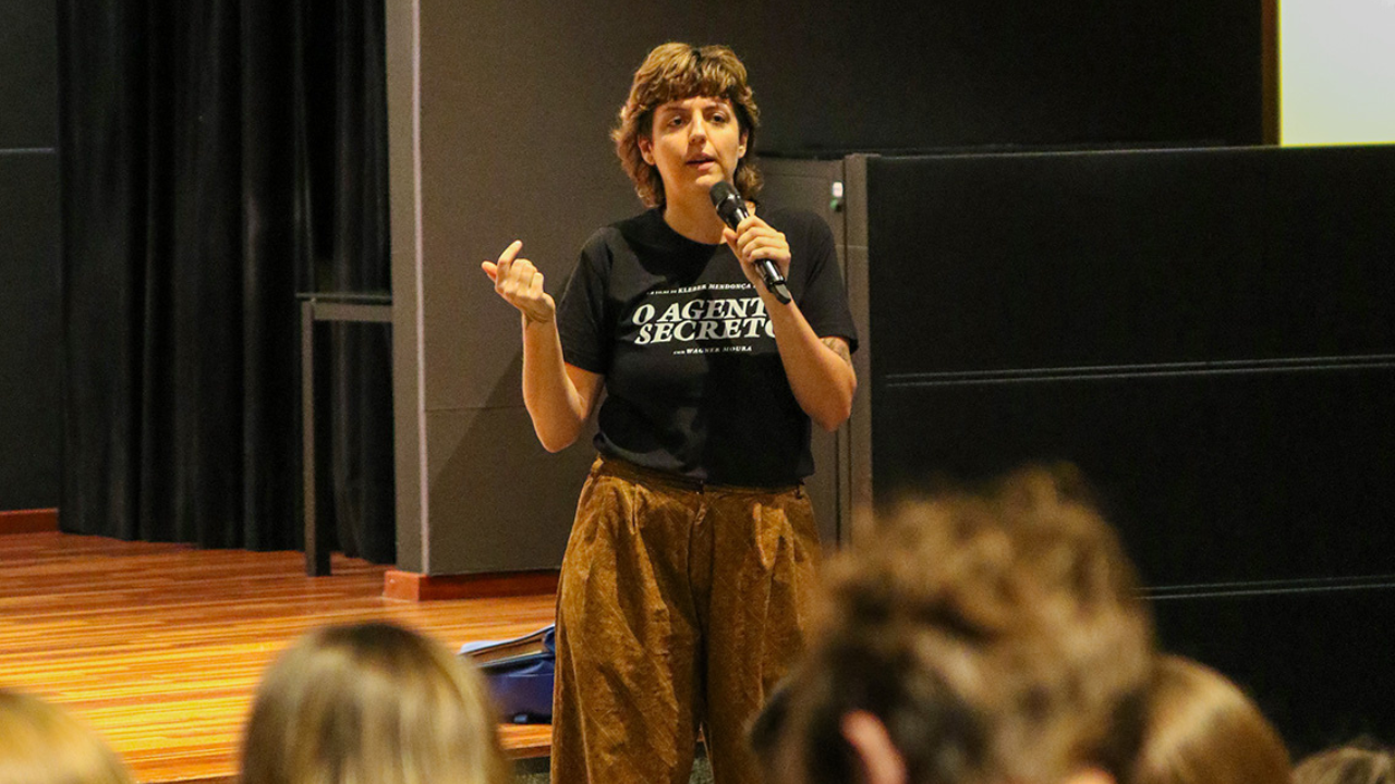 Antiga aluna do Colégio São Luís e assistente de câmera de “O Agente Secreto” conversa com estudantes