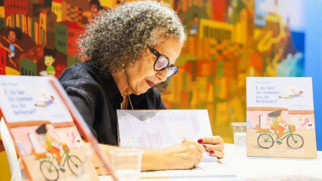 Educadora do Colégio Antônio Vieira lança o seu primeiro livro, “É de ler, de comer ou de brincar?”