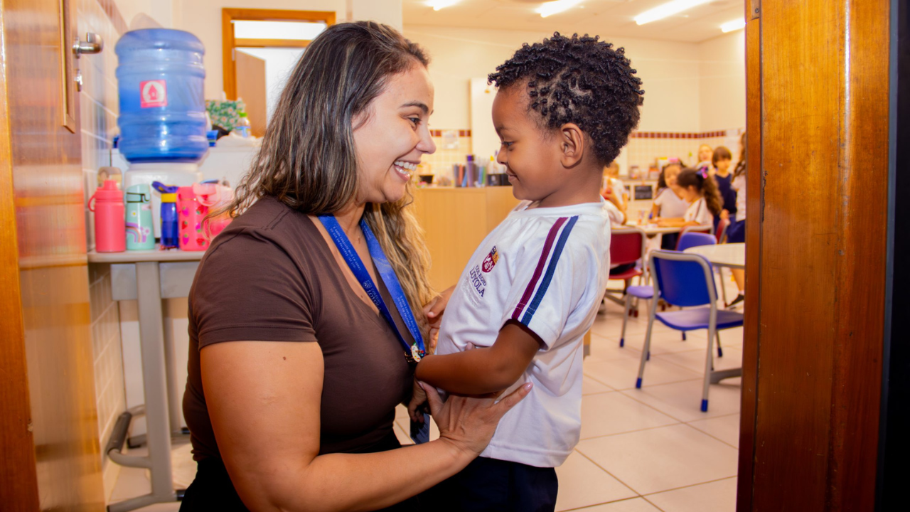 Primeiros passos na escola: a coragem de crescer com afeto