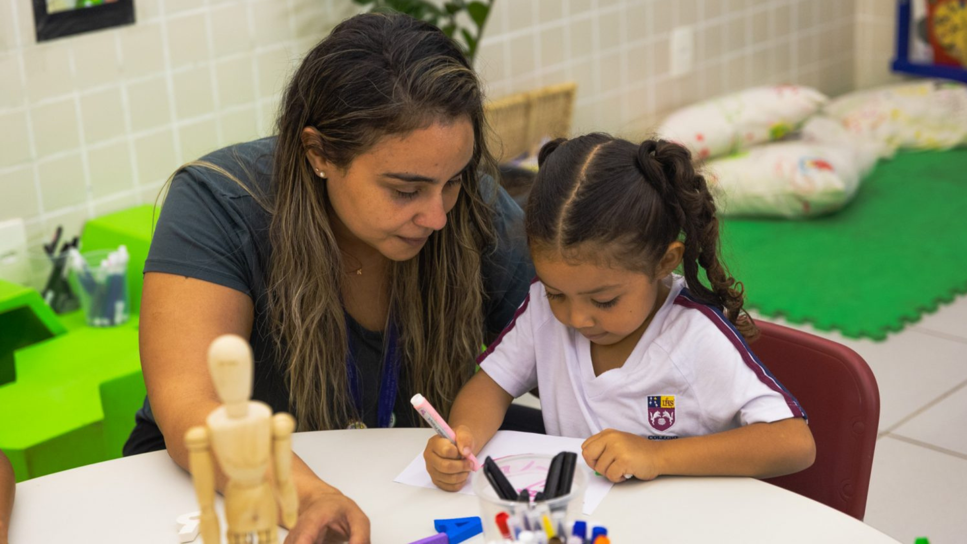 Muito além das letras: como a família pode fortalecer a alfabetização