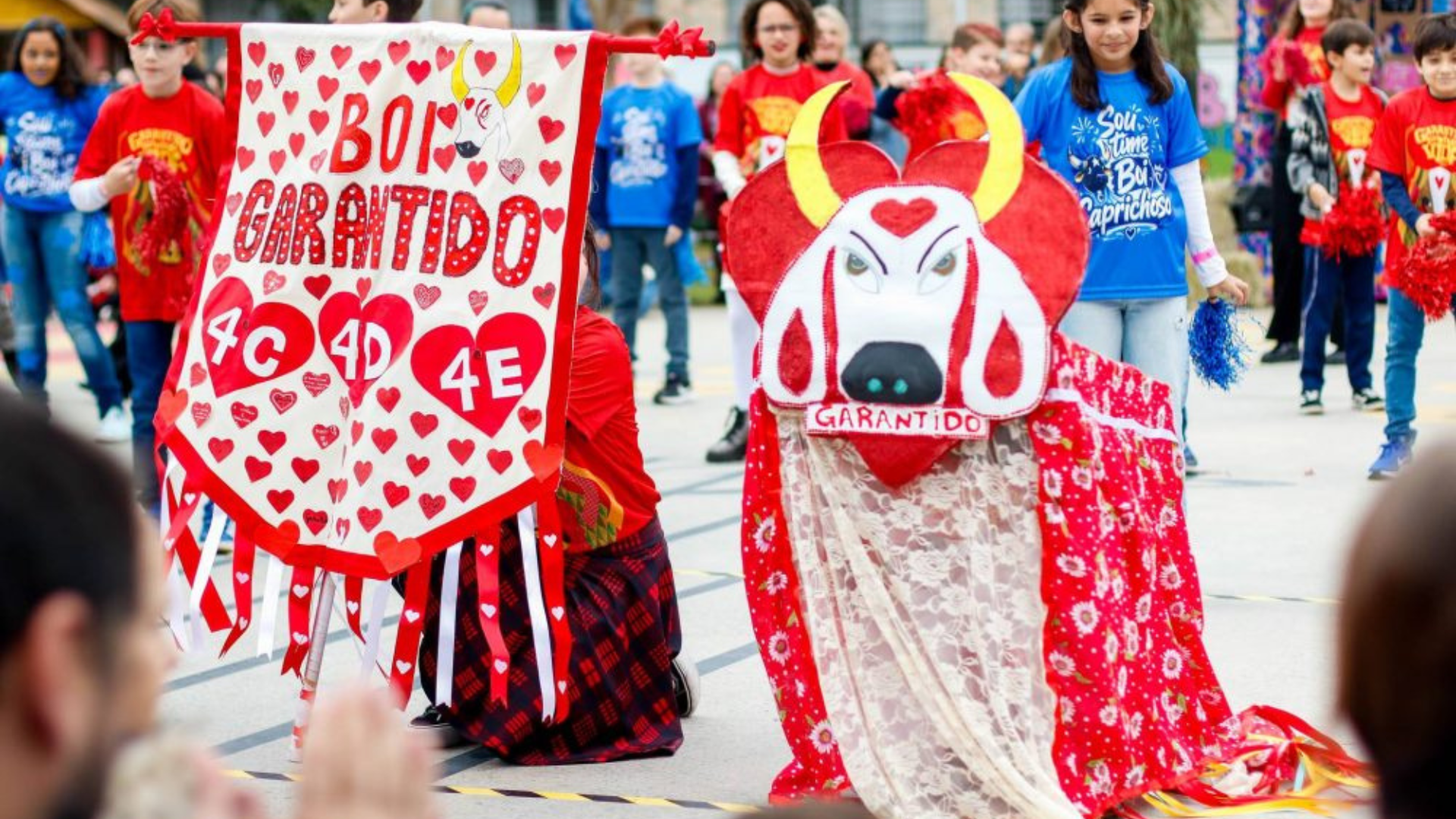 Caprichoso e Garantido: Cultura de Parintins vira espetáculo no Colégio Medianeira